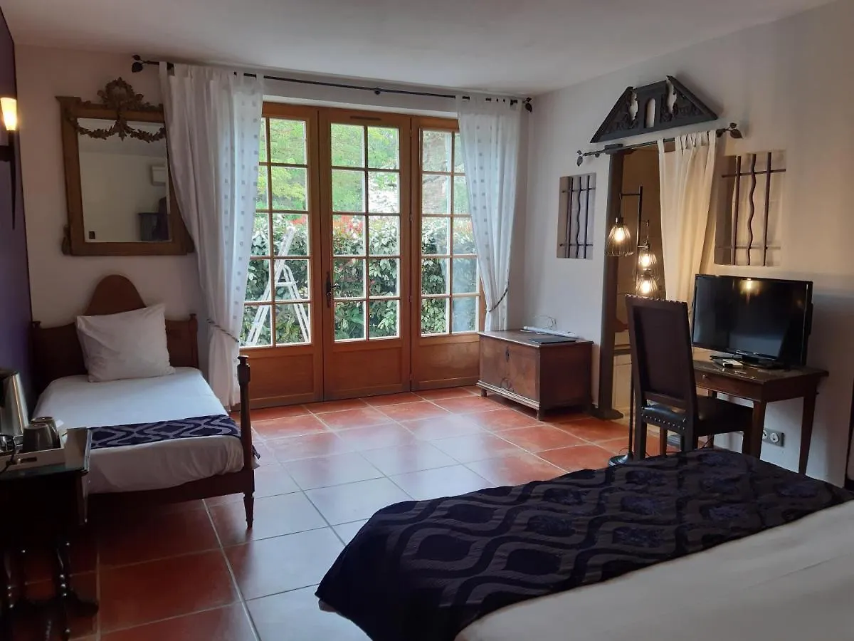 Logis Domaine De Peyrolade Bed and Breakfast Daux